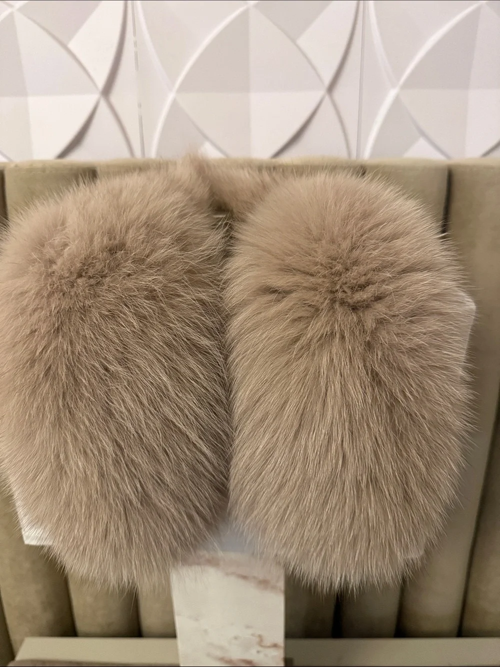 Saga furs thick pelts clip on collar